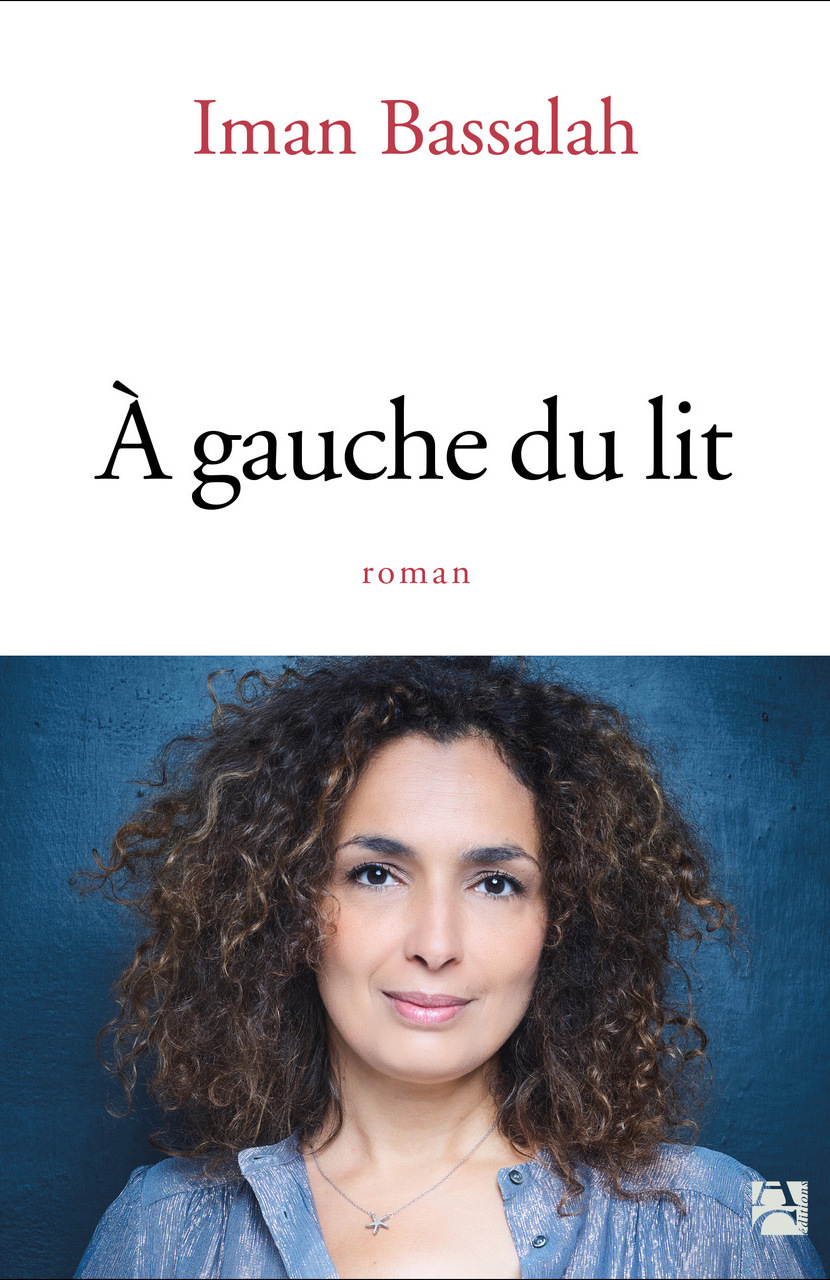 À gauche du lit